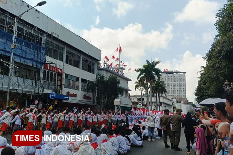 Berbalut Baju Tradisional, Penonton Kompak Ramaikan Teatrikal Perobekan Bendera di Surabaya