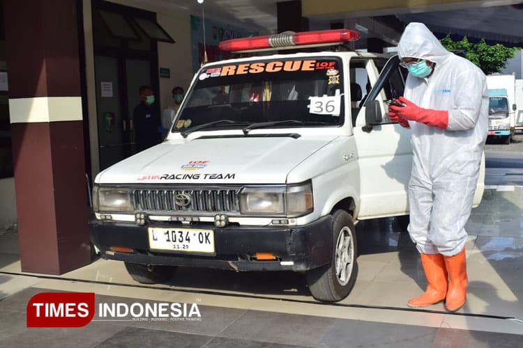 Sopir Ambulans Pengantar Jenazah Korban Ponpes Al Khoziny Diwajibkan Pakai Hazmat