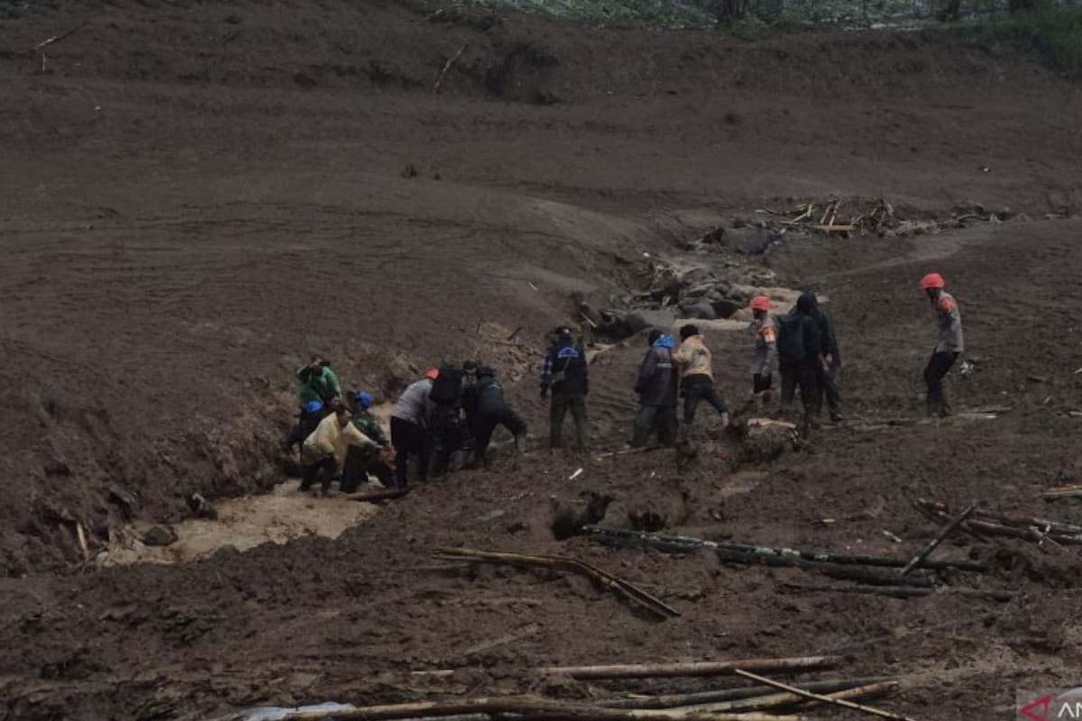 Tim Gabungan Cari Korban Longsor dan Banjir Bandang di Cisarua